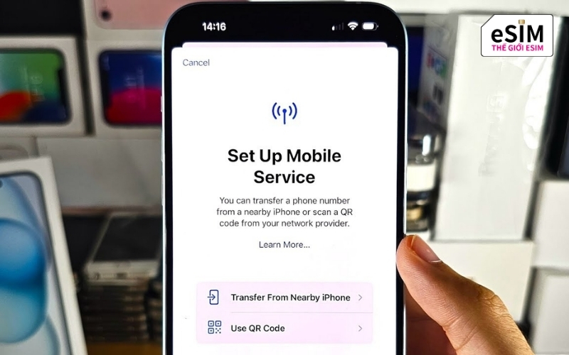 iPhone 11 Pro Max lưu nhiều eSIM nhưng chỉ kích hoạt dùng một eSIM du lịch